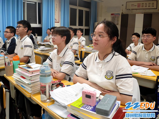 奋斗成就梦想郑州市第九中学学生收看2022年开学第一课