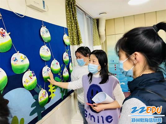 2.保教主任周游莉带领教师对班级主题墙创设问题进行研讨