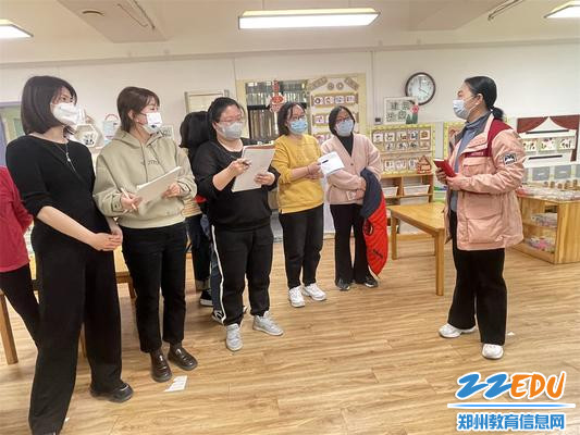 3.保教主任张霞启发教师关注游戏材料与幼小衔接的联系