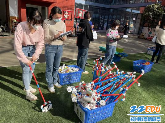 6.2教师认真记录户外活动自制器械