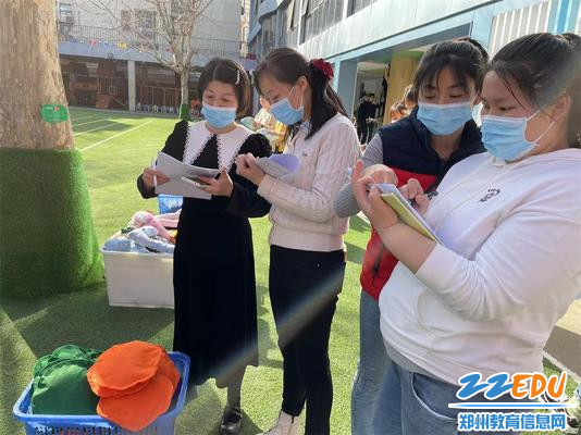 6.3教师认真记录自制游戏设计亮点
