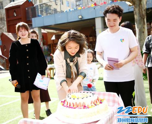 6党总支书记、园长张莉为大家切生日蛋糕送上生日祝福