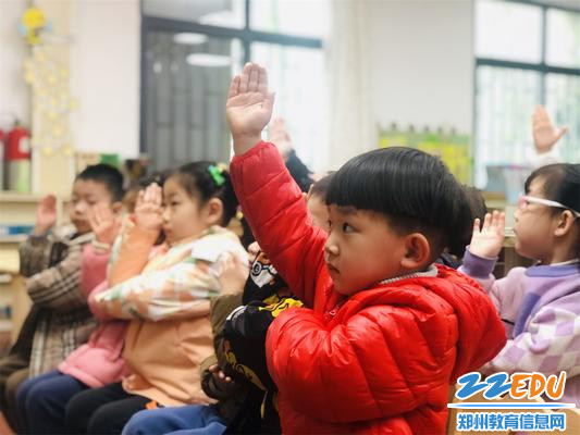 2.2孩子们认真听讲，积极分享
