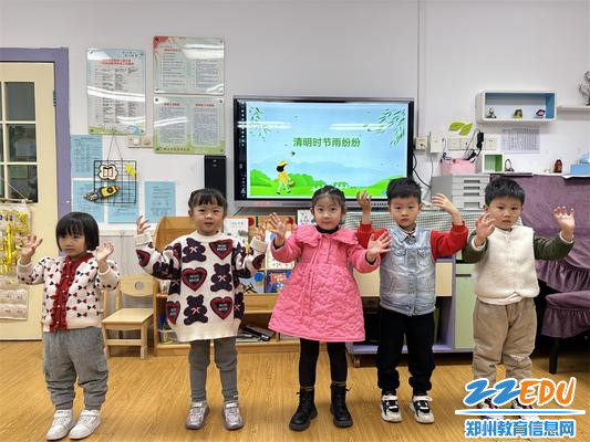 2孩子们表演古诗《清明》