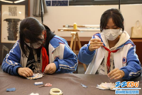 9刺绣组认真完成作品