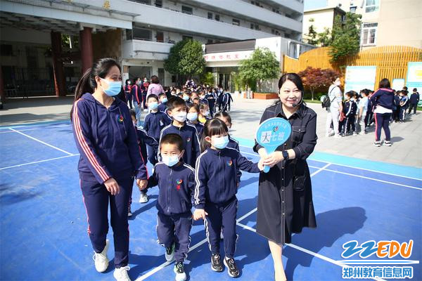 3.2“跟着老师参观小学校园！”