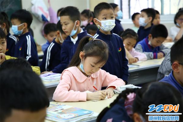 4.1“哥哥姐姐上课真认真呀！”