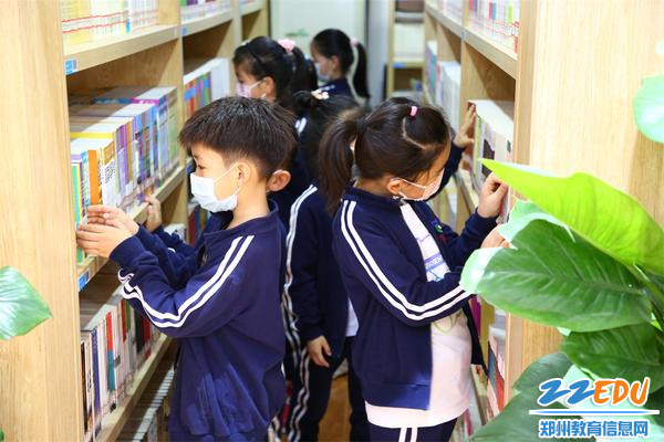 5.2“小学的图书馆书真多呀！”