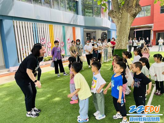4杨萍老师执教锻炼活动《小兔跳跳》