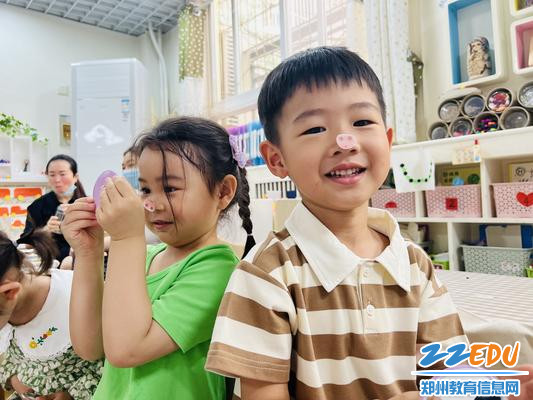 2.1孩子们进行角色体验