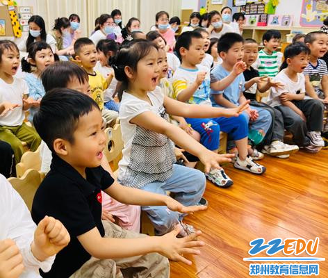2.2孩子们进行手指操活动