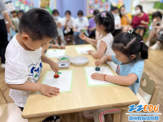 2.3孩子们进行艺术创作活动