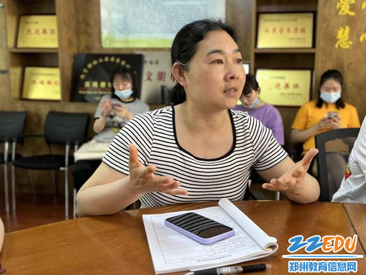 5.1大班保教主任张霞进行活动点评