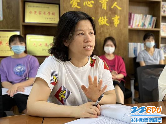 5.2中班保教主任周游莉进行课后点评