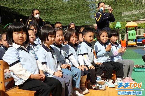 7.精彩的节目使孩子们情不自禁地鼓起掌来