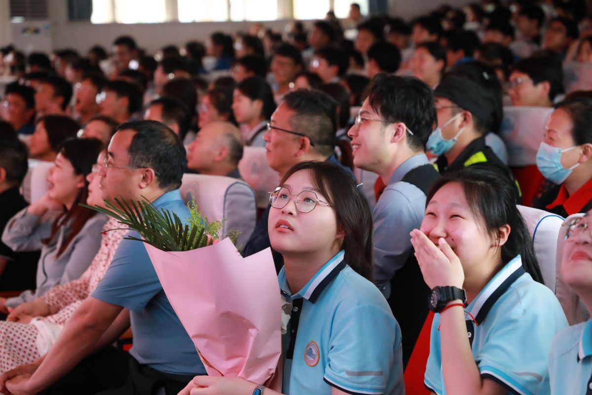 青春无畏不散场 郑州市第三十一高级中学举行高三学子毕业典礼 - 郑州教育信息网