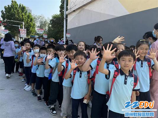 1.迎着初升的太阳，探寻小学开启啦