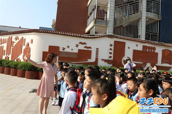 3.认真倾听小学老师提出参观的要求