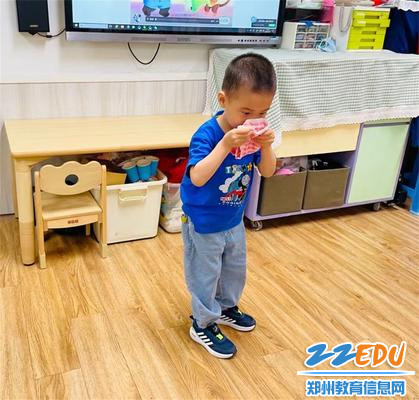 4小班幼儿学习火灾自救方法