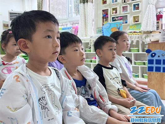 6.1中班幼儿认真观看消防视频