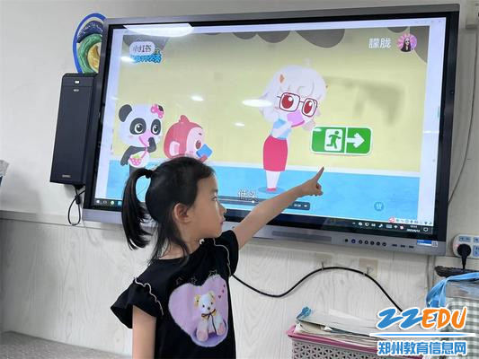 6中班幼儿讲解安全标志