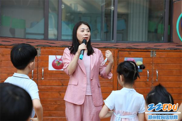 2.1郑州市教工幼儿园保教主任王向青对孩子们提出安全要求和参观要求