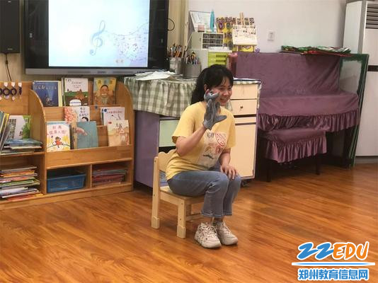 2.刘思梅老师执教音乐游戏《小老鼠和泡泡糖》