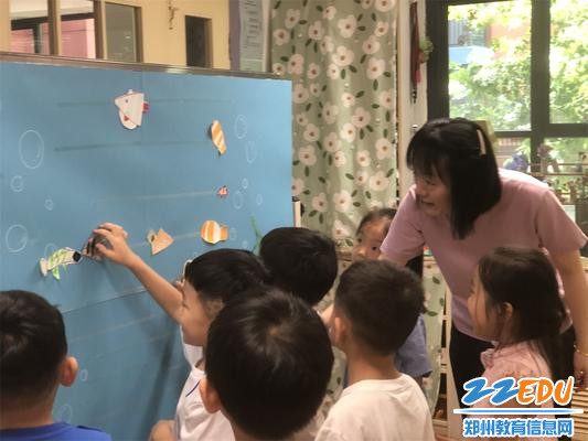 3.授课教师赵莹和幼儿亲切互动