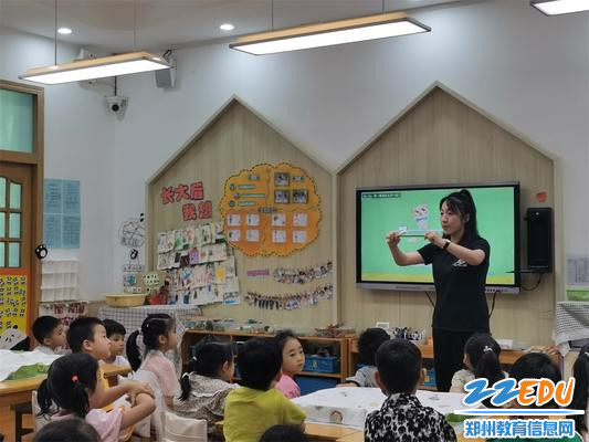 4.吴越老师执教科学活动《弹力运动会》