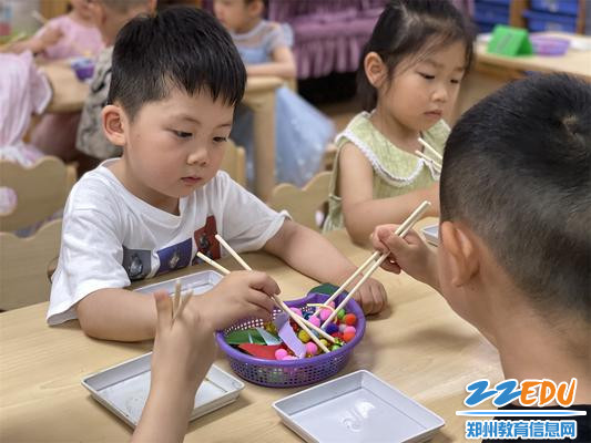 5.孩子们投入地进行实际操作