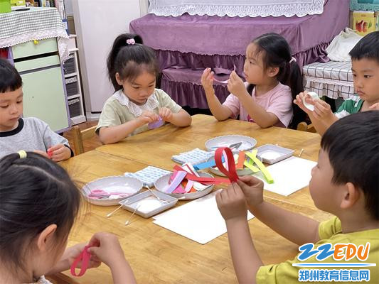 6.孩子们专注地进行艺术创作
