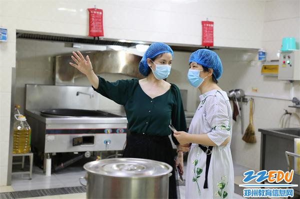 6.郑州市教工幼儿园副园长巴丽坤讲解伙房设施设备情况