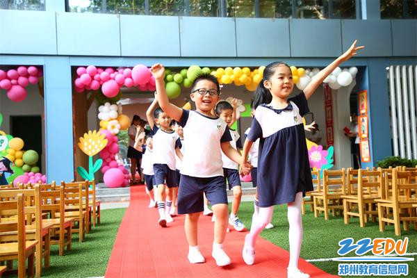 2.4“走过成长门，就要成为小学生啦！”