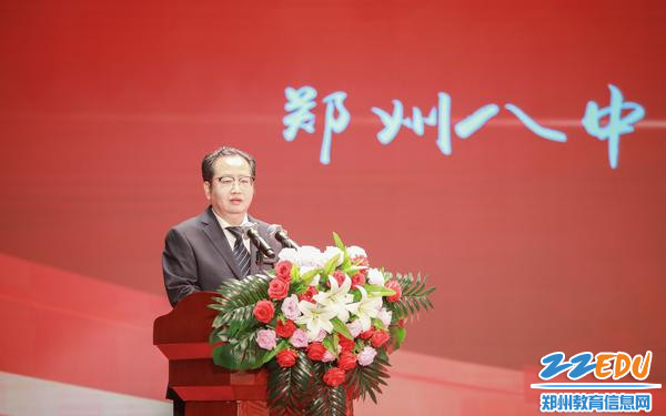 02.郑州市第八中学党委书记庞非主持庆典