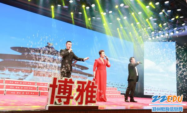 23.校友刘媛媛、郭威、马千力献唱《不忘初心》