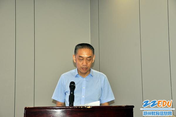 郑州市国防科技学校黄江元副校长宣读表彰文件
