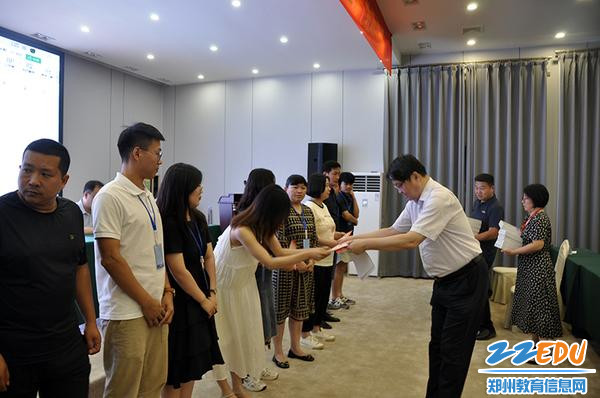 张凯校长为“优秀学员”获得者颁发证书