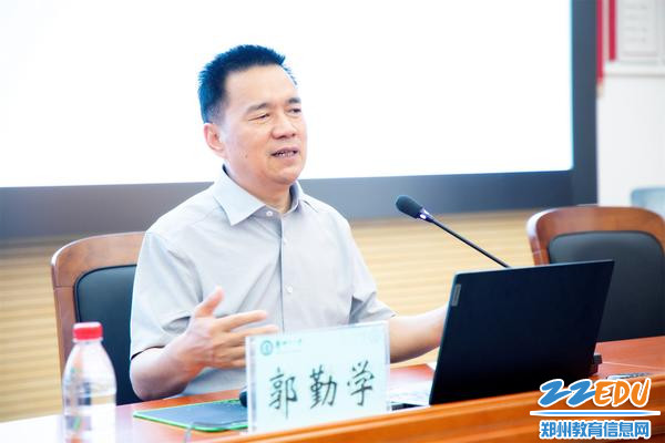 3校长郭勤学作《新时代更高水平育人方式探索与思考》专题报告