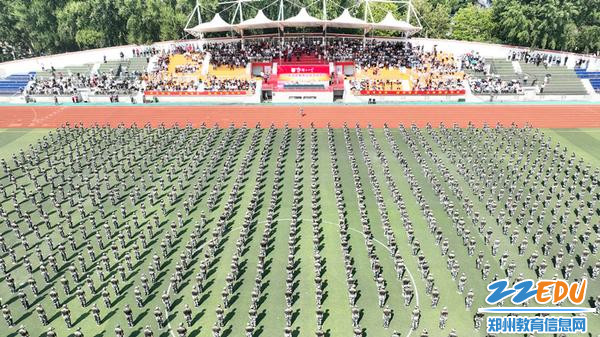 4学校领导和家长们参加2026届国防教育训练营闭营仪式_副本