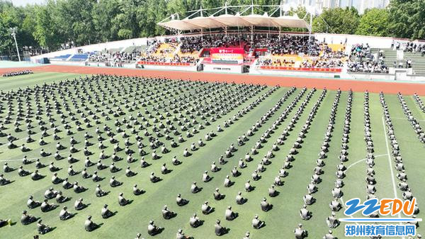 11学校领导总结讲话，同学们认真聆听_副本