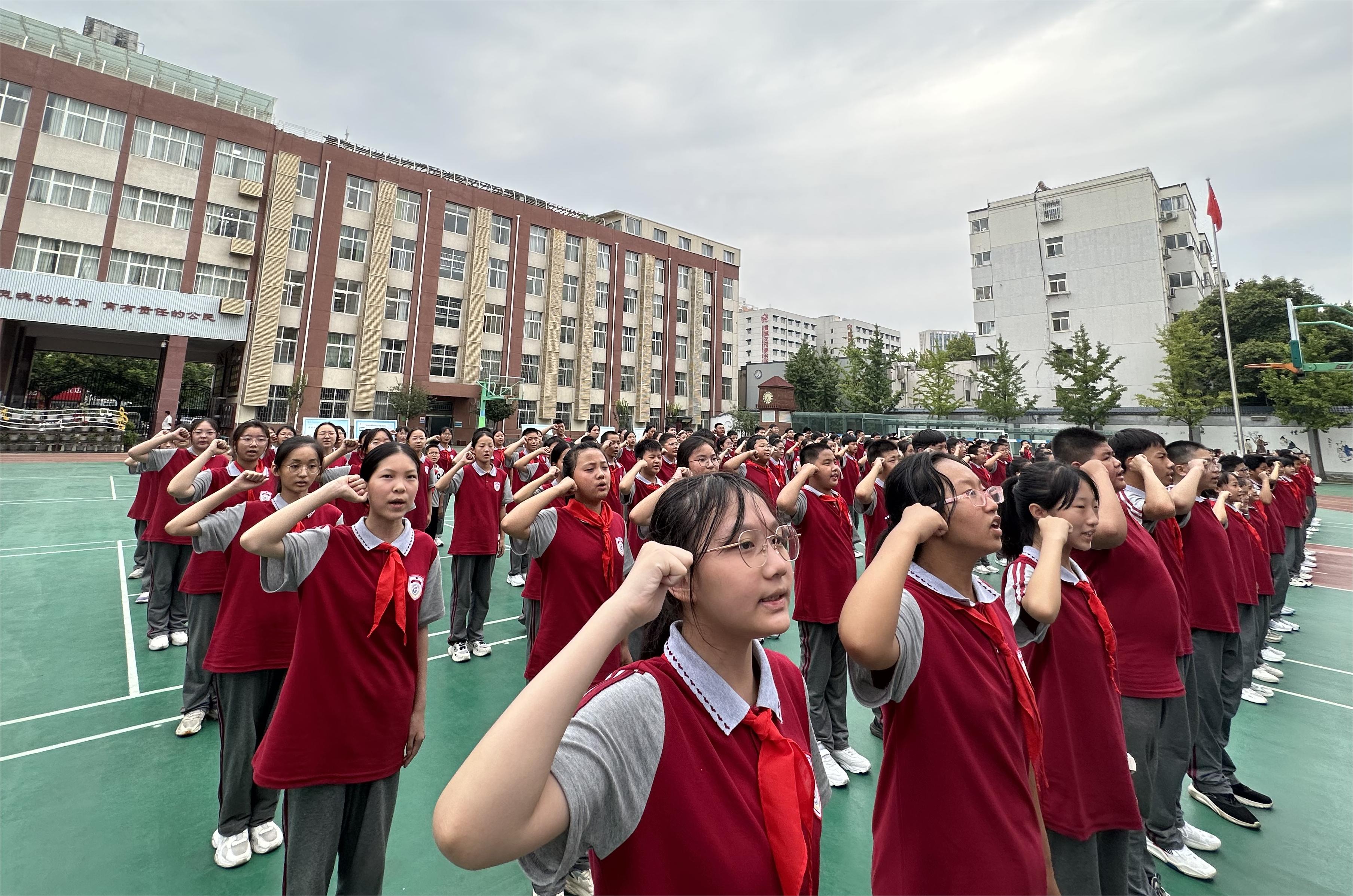 新学期生动的一课 郑州60中举行少先队建队仪式 - 郑州教育信息网