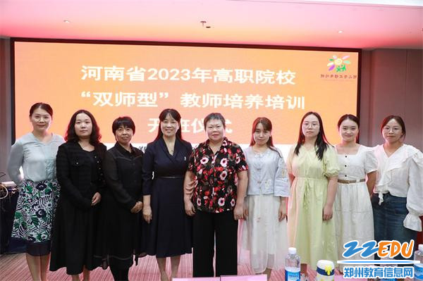 2.王小英教授和老师们合影留念