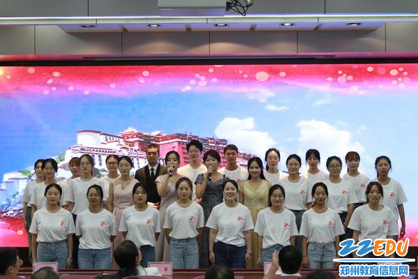 16.全体新入职教师合唱《不忘初心》
