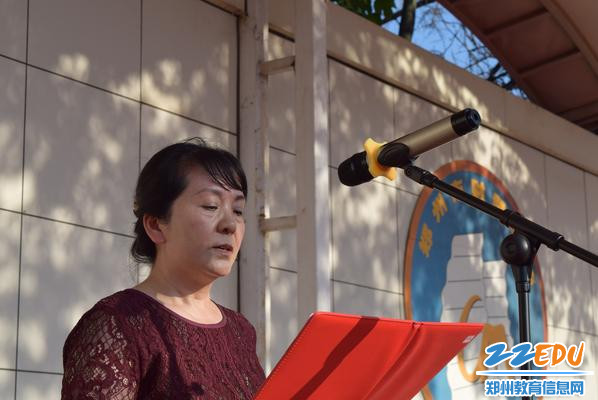 8.学校工会主席石爱霞宣读“优秀志愿者”等名单