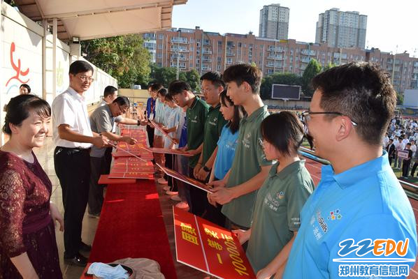 13.校领导为国赛一等奖师生颁奖