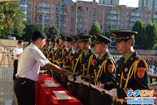 14.校领导为国旗护卫队标兵颁奖
