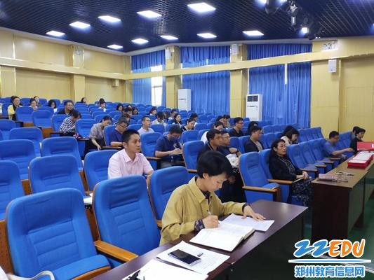 2.班主任们认真听讲做笔记