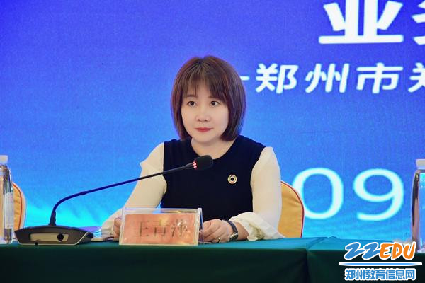 2.郑东新区教文体局宣传外事科科长王青萍主持开班仪式