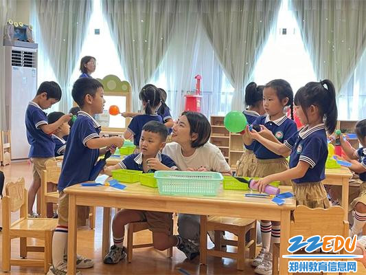 2.郑州市教工幼儿园韩露嘉老师执教《好玩的直升机》科学活动