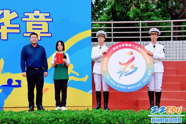 1.李明德校长为李玟琪同学颁奖